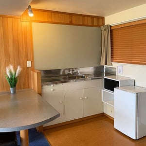 Discovery Lodge motel studio kitchen