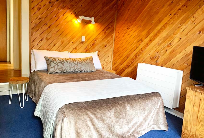 One double bed, private bathroom and TV in a double room at Discovery Lodge Tongariro National Park
